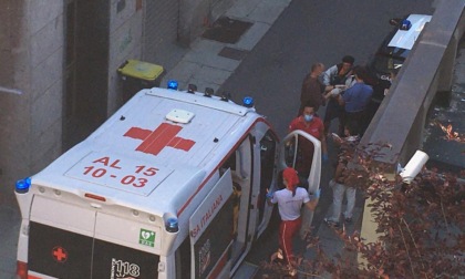 Alessandria: dà in escandescenza in via S. Francesco, arrivano 118 e Carabinieri