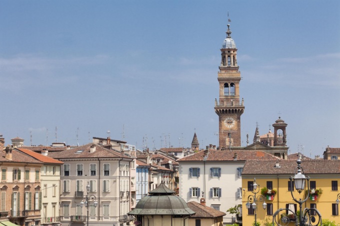 “Chi non è vaccinato non è gradito in chiesa”. Polverone a Casale su cartello di un parroco