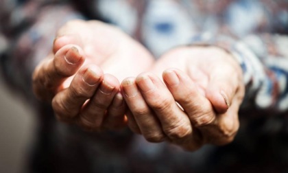 Alessandria, chiede l’elemosina sotto il sole con in braccio un neonato