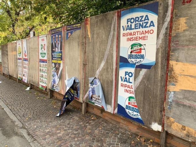 Valenza: manifesti del centrodestra strappati e scarabocchiati