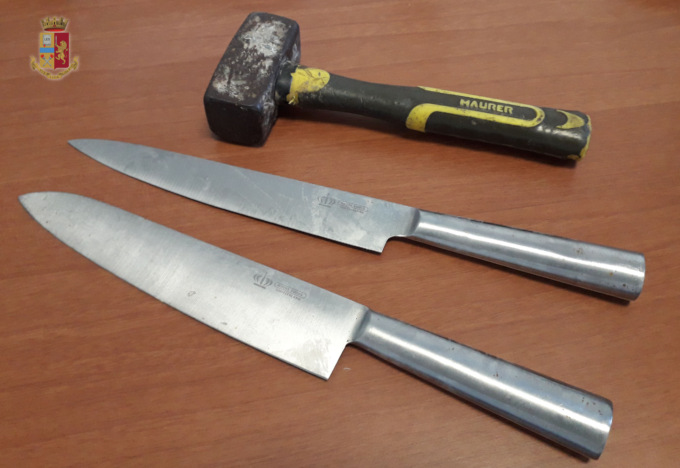 Genova: minaccia poliziotti con coltelli e mazzetta, arrestato