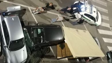Asti, auto finisce contro dehor e danneggia 4 vetture
