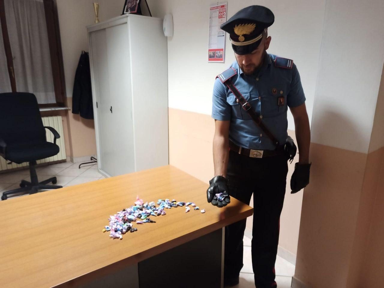 Non si fermano all’alt dei Carabinieri, arrestato spacciatore con 161 dosi di cocaina