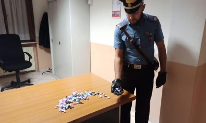 Non si fermano all'alt dei Carabinieri, arrestato spacciatore con 161 dosi di cocaina