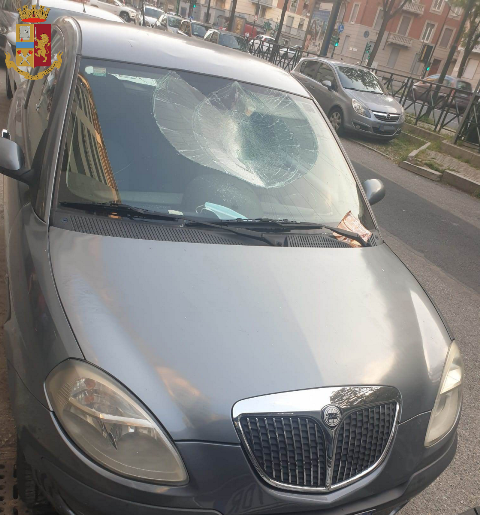 Torino: cammina sulle auto in sosta, arrestato