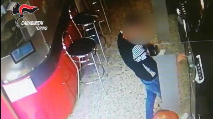 Torino, truffe e rapine ad anziani: arrestati un finto prete e un rapinatore seriale