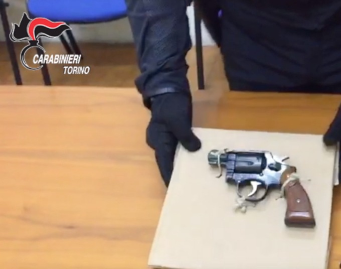 Torino, spara in aria per allontanare i clienti, arrestato dai Carabinieri