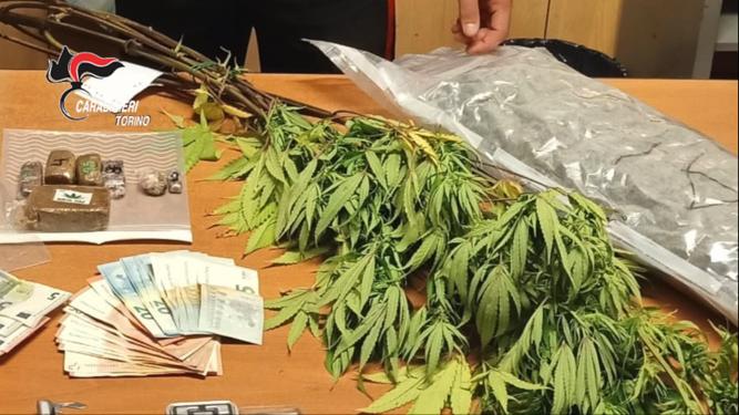Torino, droga: arrestati due pusher e due corrieri