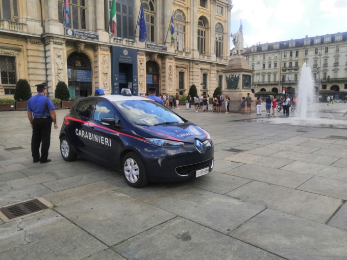 Torino: furto e rapina a passante e passeggeri bus, due arresti