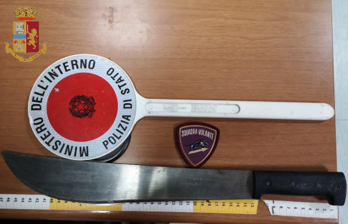 Torino: arrestato dopo aver danneggiato con un machete una gastronomia