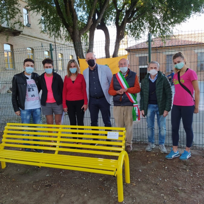 Casalnoceto: una panchina gialla contro il bullismo