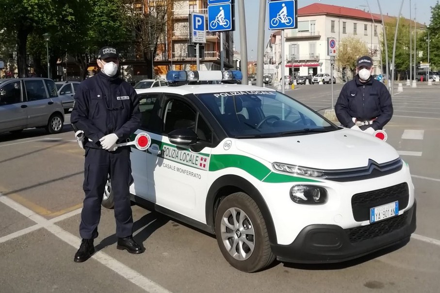 Dopo la multa posta sui social commenti sulla Polizia locale, denunciato