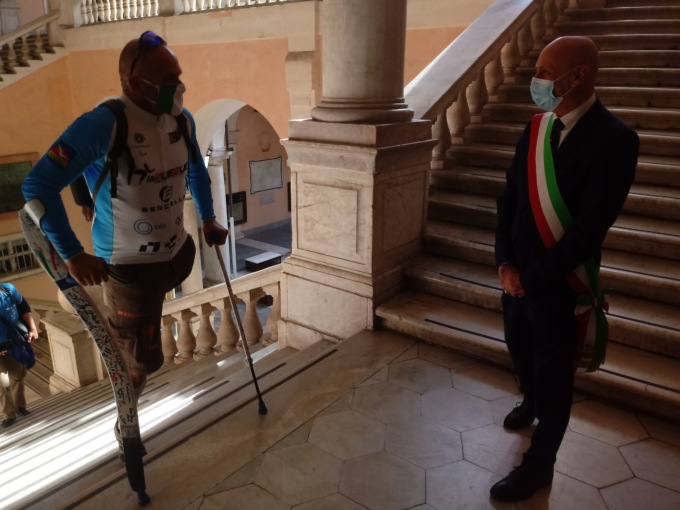 Genova accoglie l’atleta paralimpico Devincenzi dopo 900 km in stampelle