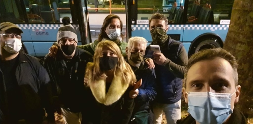 Il presidente del Consiglio comunale di Alessandria organizza un brindisi sul bus contro il Dpcm