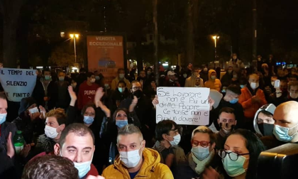 In 200 davanti alla prefettura di Alessandria per protestare contro il Dpcm