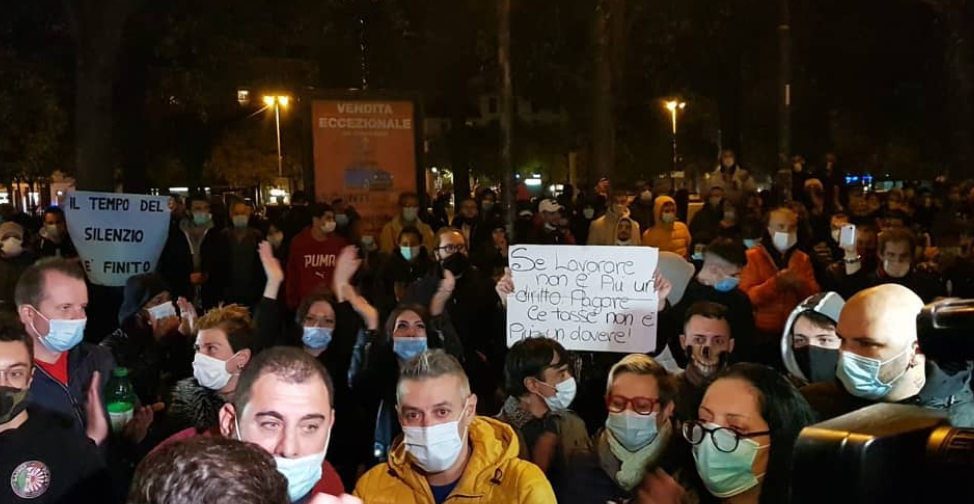In 200 davanti alla prefettura di Alessandria per protestare contro il Dpcm