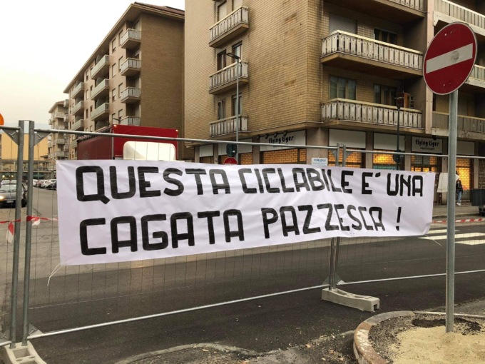 Torino: striscione di residenti e commercianti contro la nuova ciclabile di via Nizza