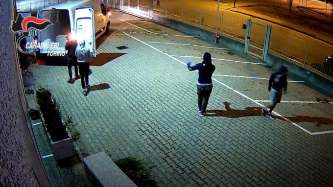 Torino: razziavano aziende sfondando i cancelli d’ingresso con mezzi rubati, fermata banda