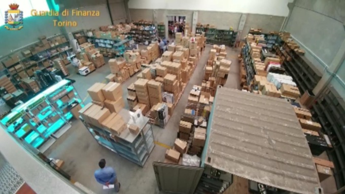 Torino: sequestrati prodotti informatici per oltre 40 milioni, 18 misure cautelari