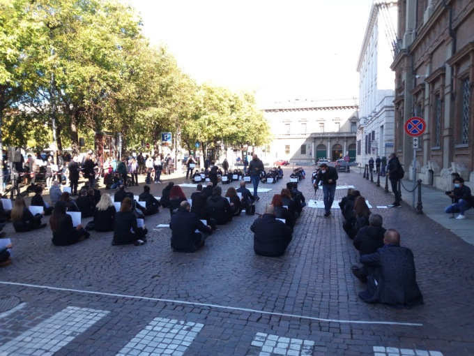 Alessandria: il mondo della ristorazione scende in piazza vestito a lutto