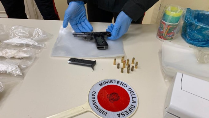 Torino: sequestrati 1,5 Kg di droga e una pistola, arrestato uomo
