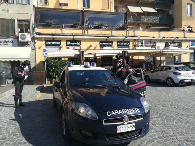 Sequestra il direttore di un banca per una rapina, arrestato