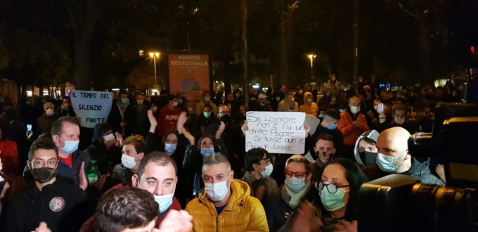Alessandria: manifestazione non autorizzata in piazza Libertà contro il nuovo dpcm