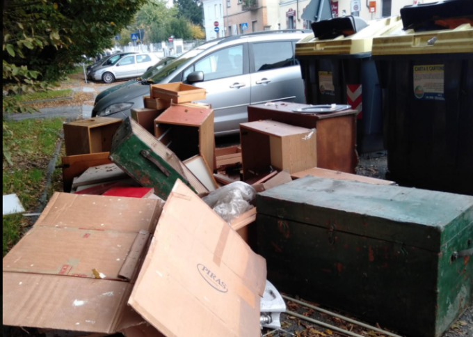 Alessandria: rifiuti ingombranti in via Campi, arrivano gli ispettori ambientali
