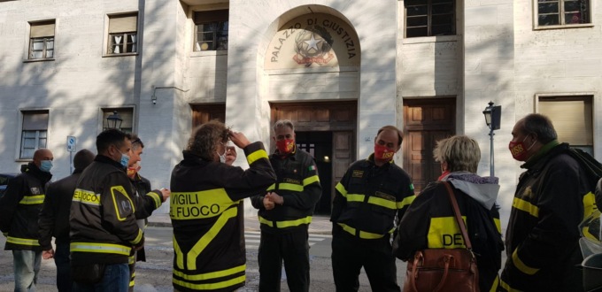 “Solidarietà al capo squadra Dodero”: Vigili del Fuoco davanti al Tribunale di Alessandria