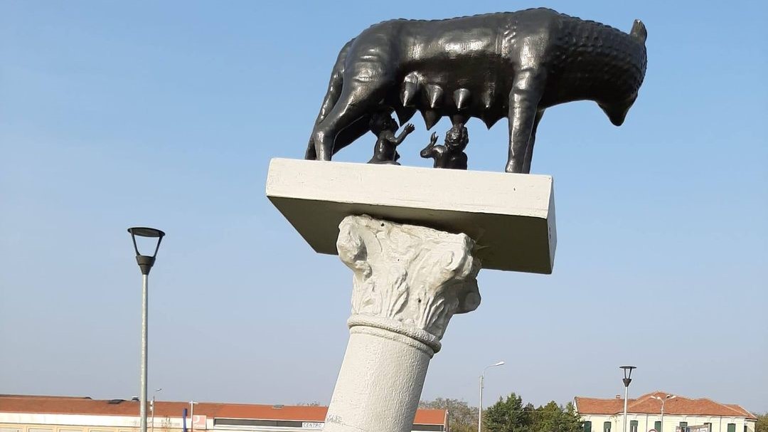 Vandalizzata la copia della colonna donata da Alba Julia. Cuttica: “Rimossa per l’inciviltà di pochi”