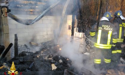 Mezzi agricoli in fiamme, intervento di tre squadre dei Vigili del fuoco