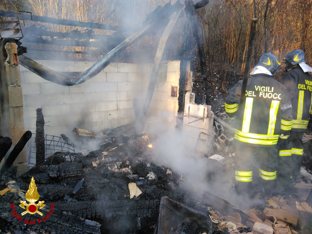 Mezzi agricoli in fiamme, intervento di tre squadre dei Vigili del fuoco