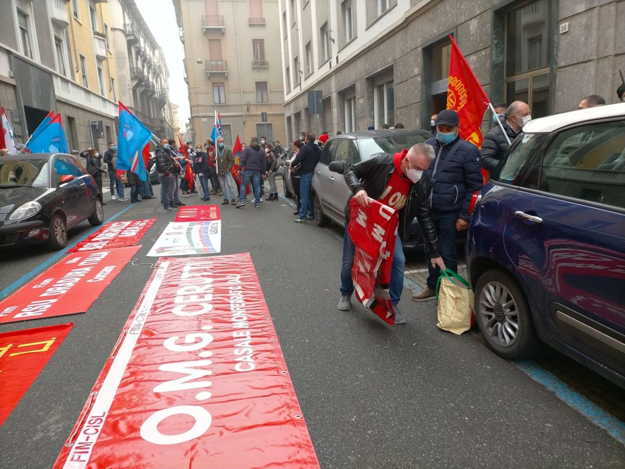Metalmeccanici alessandrini: assedio davanti alla sede di Confindustria