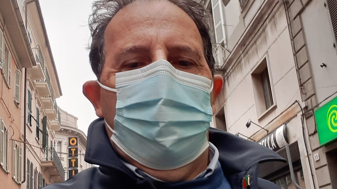 In attesa del tampone, viola la quarantena e lo posta sui social: polemica contro il consigliere comunale Bovone