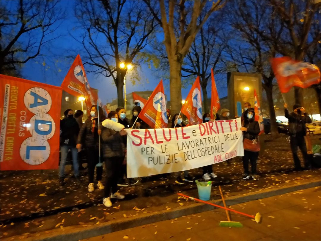 Dipendenti pulizie ospedaliere davanti alla Prefettura: “Lavoriamo senza tutele, ora basta!”