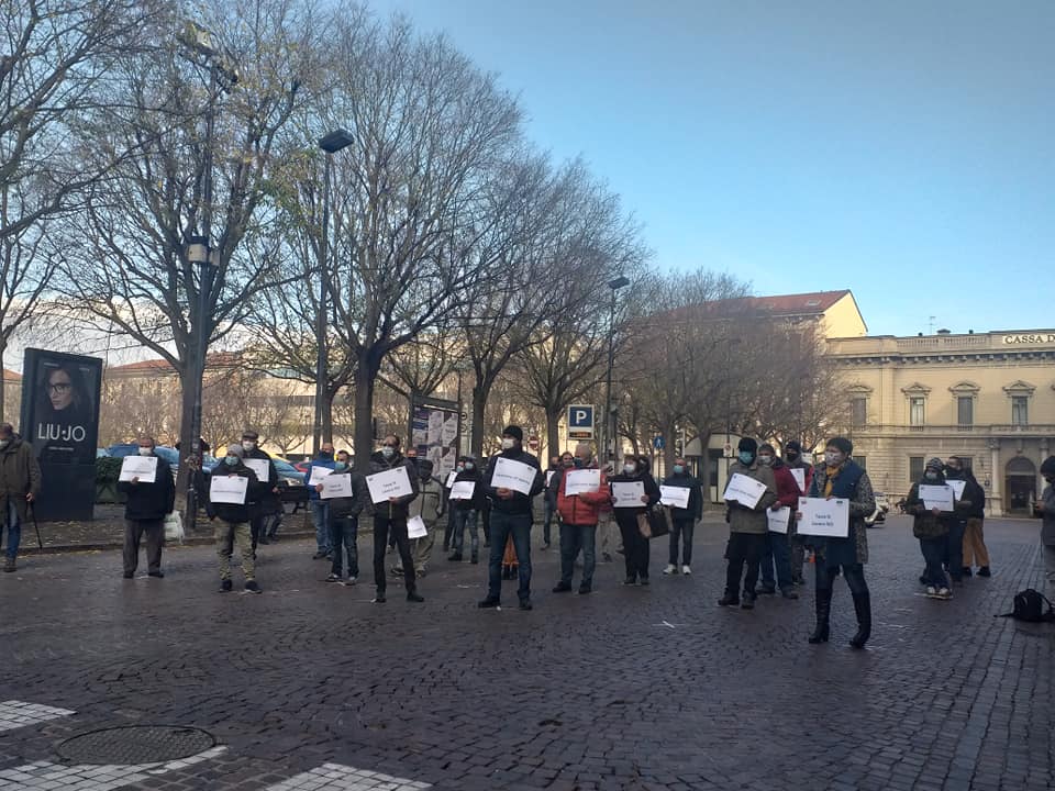 Ambulanti davanti alla Prefettura: “Non lavoriamo, ma continuiamo a pagare le tasse. Ora basta!” FOTO