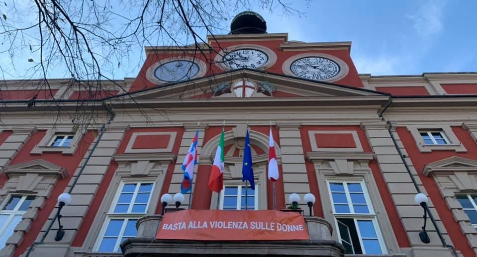 “Basta alla violenza sulle donne”, la condanna del Comune di Alessandria contro i crimini di genere VIDEO