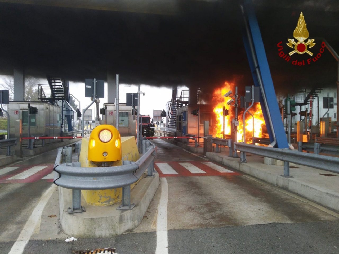Paura al casello autostradale, furgone prende fuoco a Gropello Cairoli FOTO