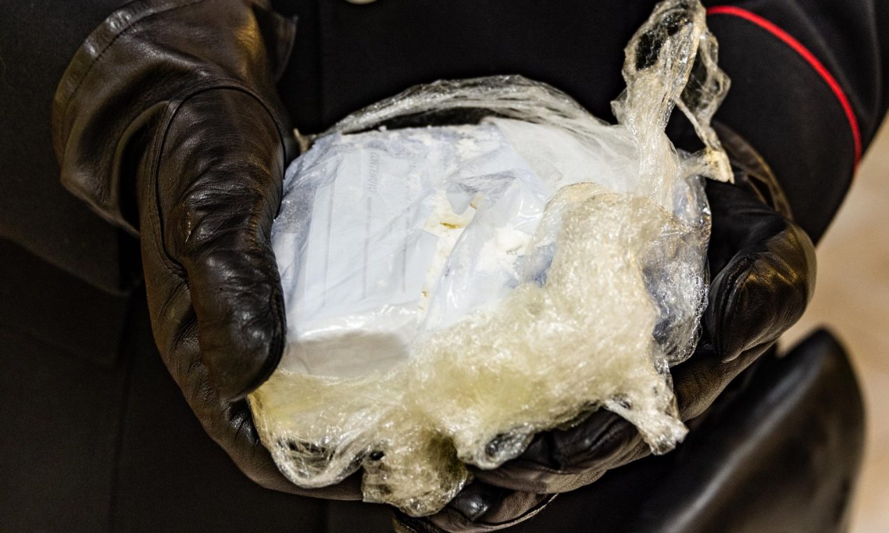 Arrestati spacciatori con mezzo chilo di cocaina e due machete