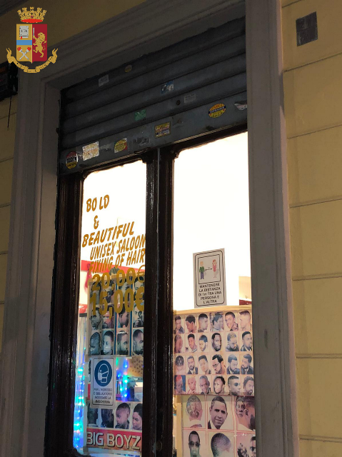 Torino: ubriaco, aggredisce il personale femminile di un supermercato, arrestato