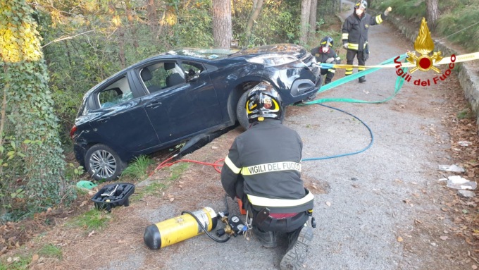 Genova: Vigili del Fuoco recuperano tre persone a bordo di auto fuori strada