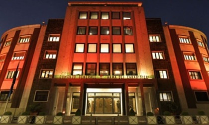 Le caserme dei Carabinieri si illuminano d’arancione contro la violenza sulle donne