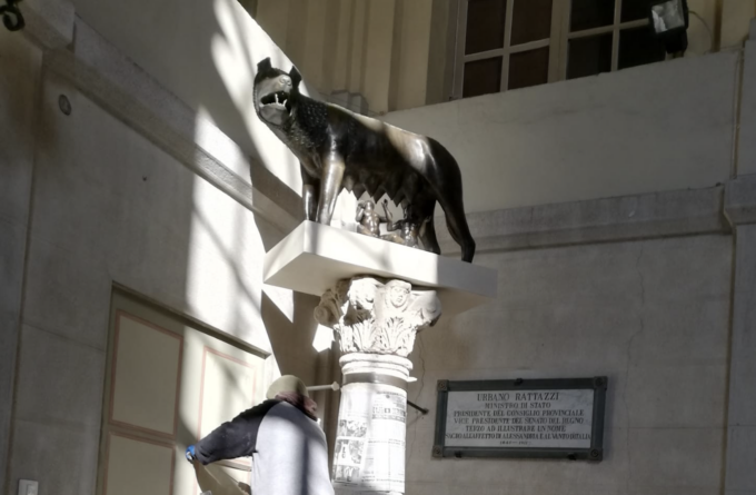 Alessandria: colonna raffigurante la lupa spostata nel palazzo comunale