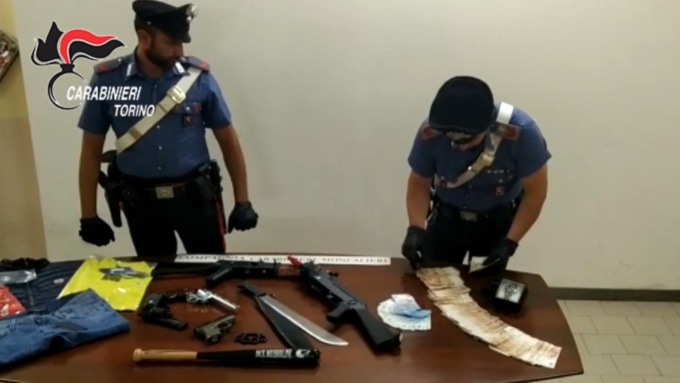 Torino: millantava amicizie mafiose per estorcere denaro a parrucchiere, arrestato