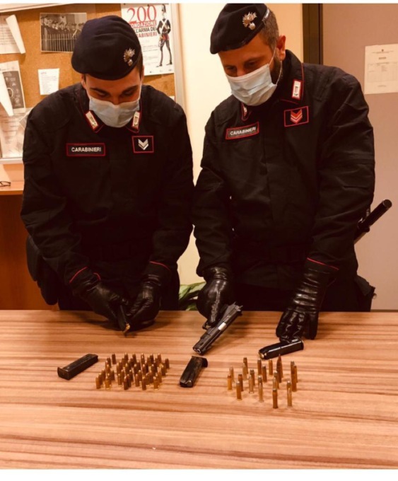 Torino, va dai Carabinieri e chiede di essere arrestato: “Ho una pistola”