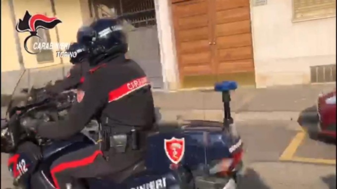 Torino: furto in una scuola, ladro tradito dal fascio di luce della torcia