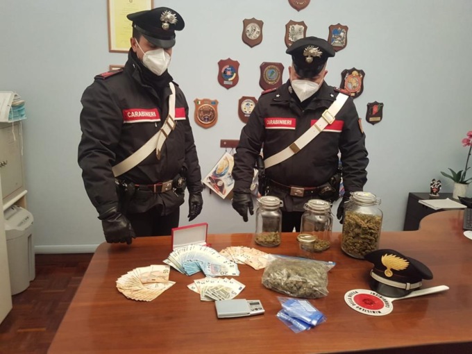 Torino, droga a domicilio: arrestati due corrieri