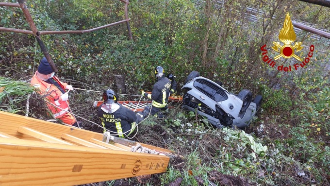 Montoggio: auto in una scarpata, salvata donna