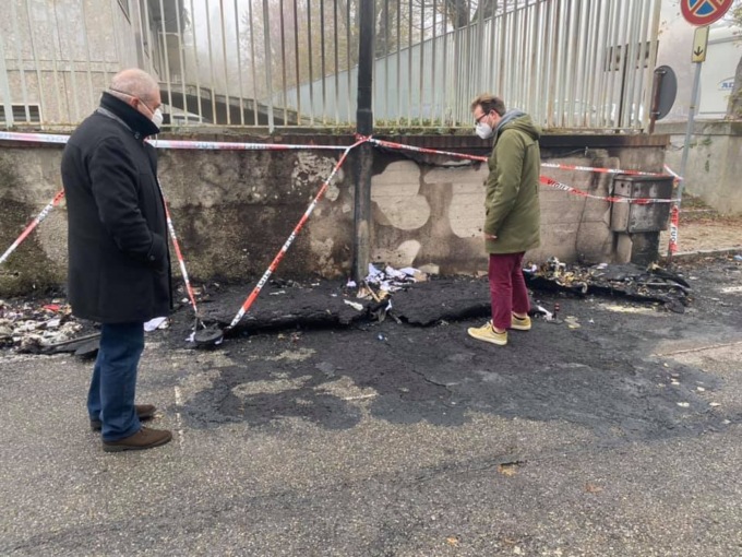 Valenza: incendiati quattro cassonetti nella notte