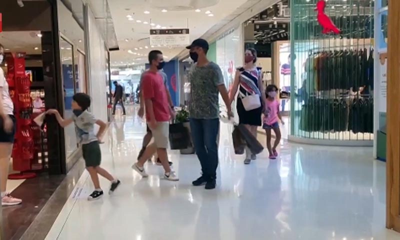 Positivi al Covid, violano l’isolamento per fare shopping: coppia denunciata